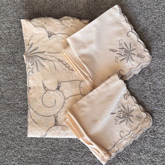 Vintage Embroidered Cut-out Round Tablecloth and 8 Napkins Cream and Gray - Picture 8 of 8